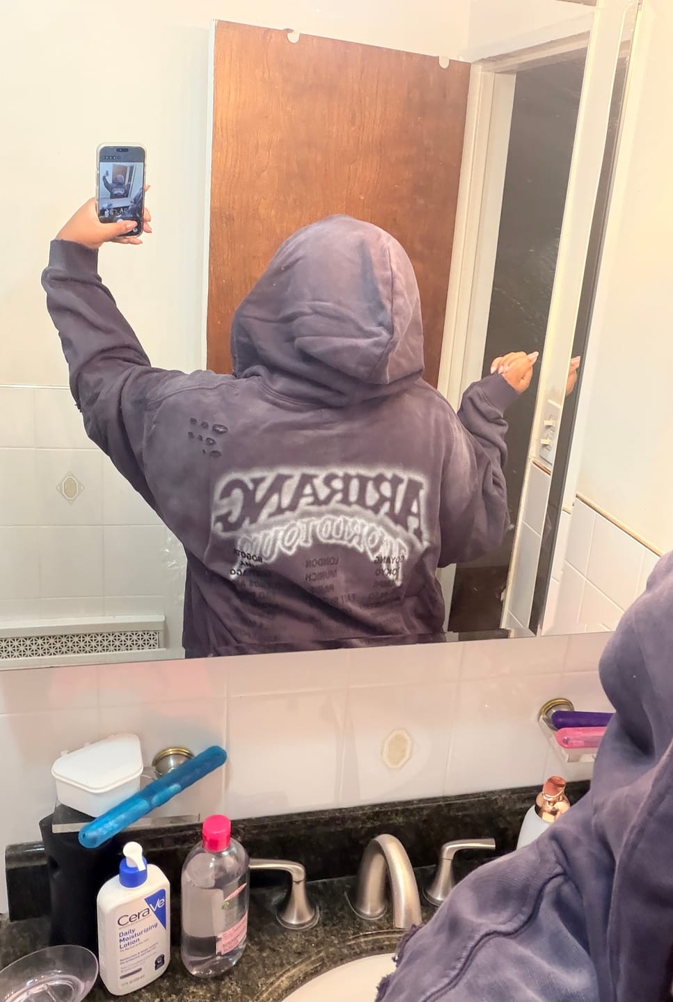 Customer photo review of [2ND PRE-ORDER] BTS - ARIRANG WORLD TOUR OFFICIAL MD ZIP UP HOODIE (CHARCOAL)