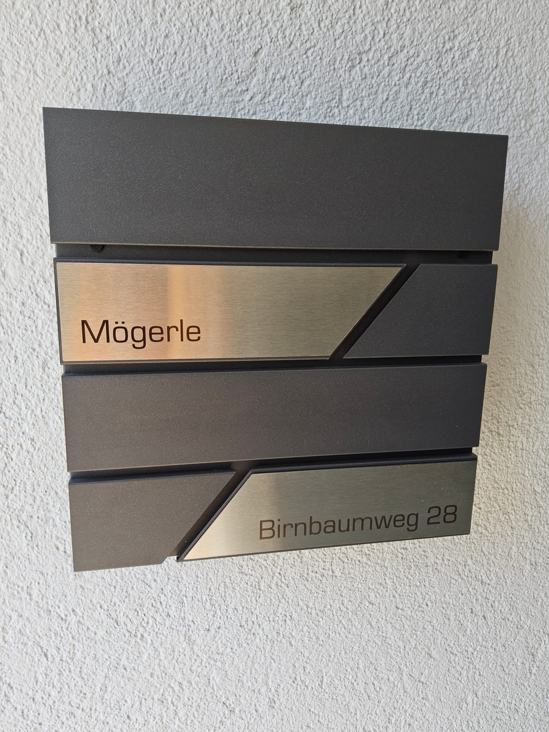 Customer photo review of AlbersDesign Briefkasten B1 Eisenglimmer (DB703) personalisiert mit Edelstahl-Schildern