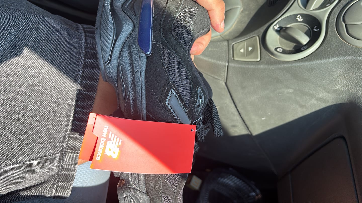 Customer photo review of New Balance 9060