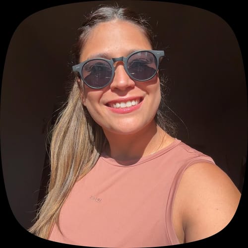Customer's Óculos Surpresa com design arredondado e lentes escuras em uso ao ar livre.