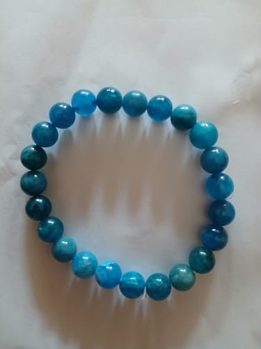 Customer's Bracelet Apatite Bleue 8mm showing round turquoise and blue beads in a circle.