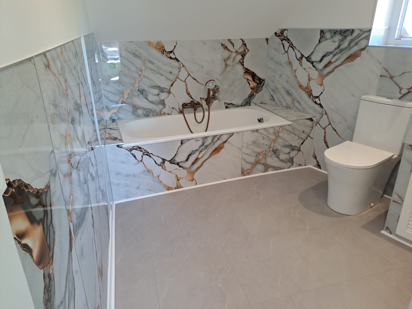 Customer photo review of Panneau Mural PVC Marbre Qatar – Veiné doré, Facile a Poser