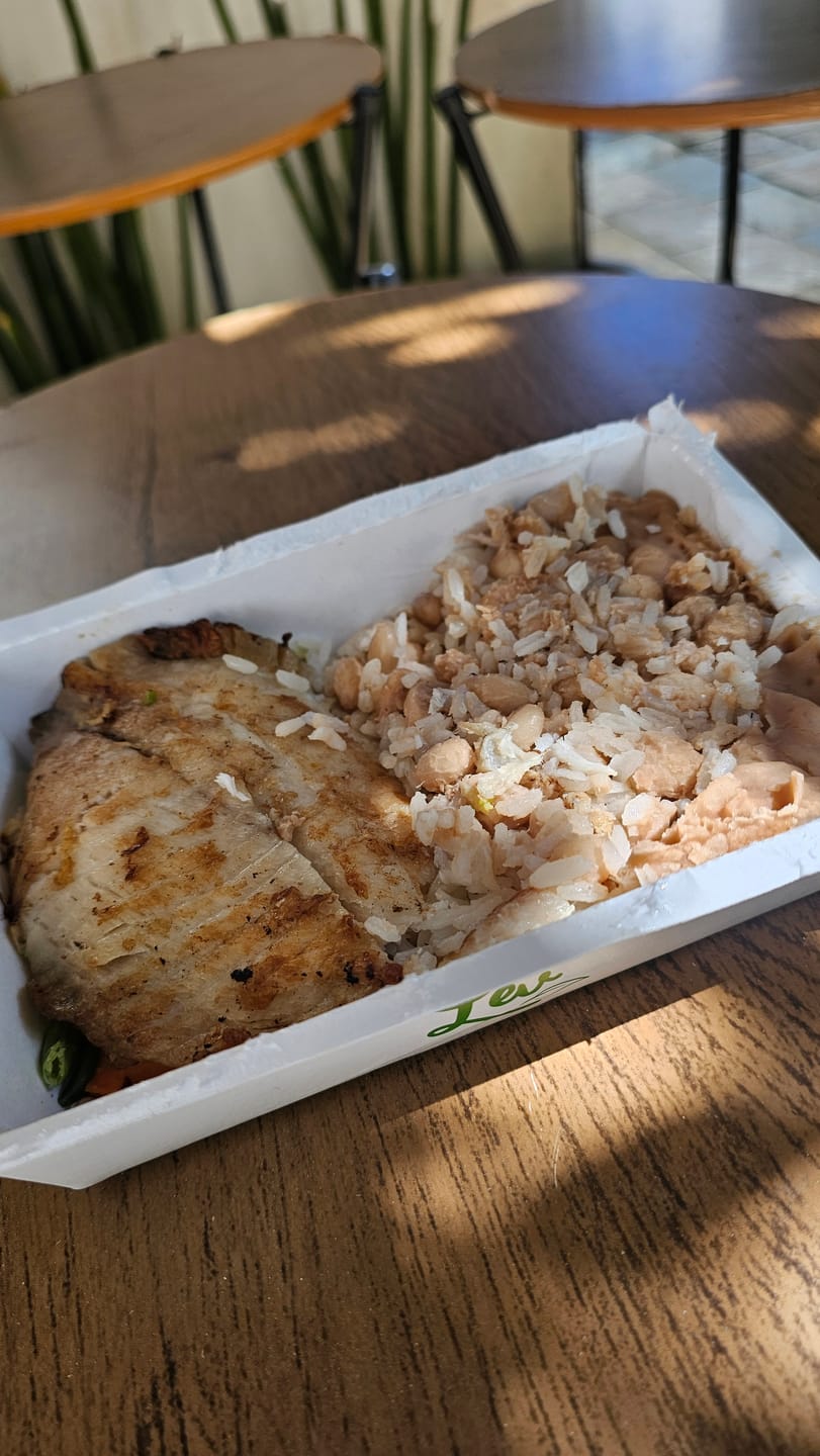 Customer photo review of Tilápia, Mix de Legumes, Arroz e Feijão