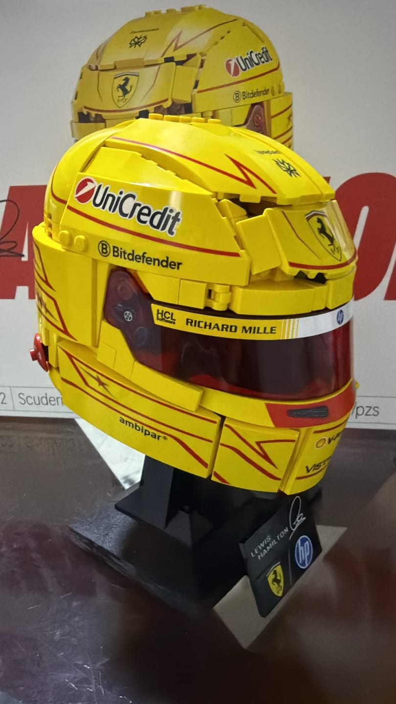 Customer photo review of SCUDERIA FERRARI HP: CASCO DE LEWIS HAMILTON