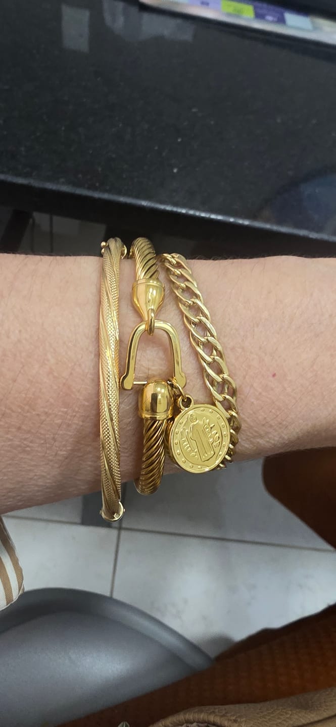 Customer photo review of Bracelete Pingente São Bento Banhado em Ouro 18K