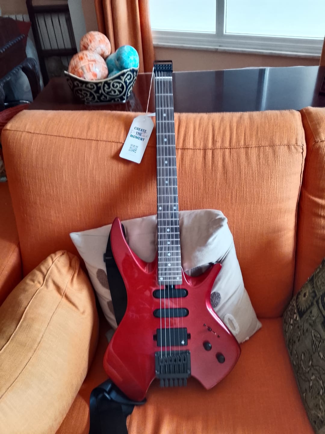 Customer photo review of Donner HLX-500 Guitarra eléctrica sin pala【Modelo original NHL-500】