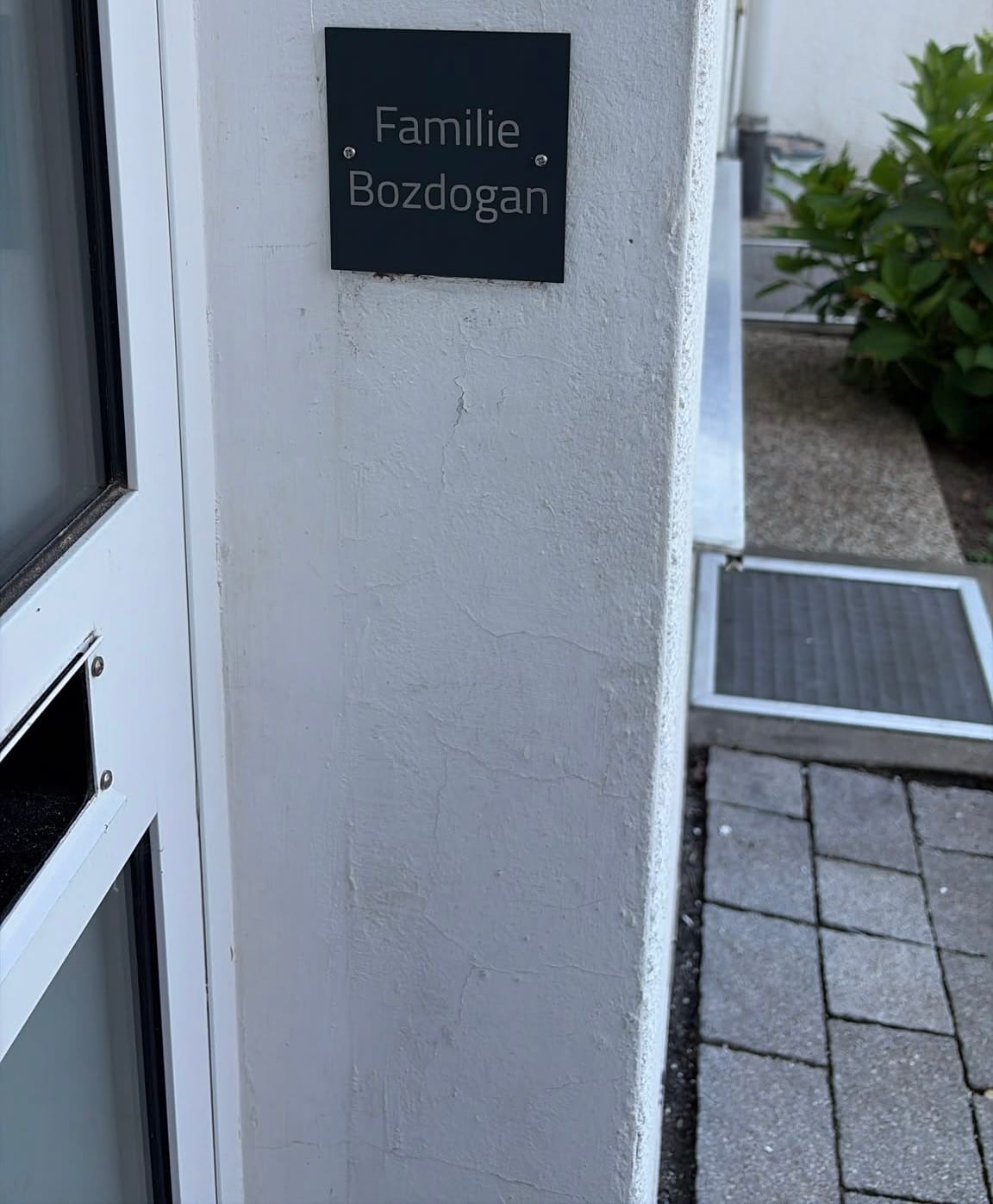 Customer photo review of V2A Edelstahl Schild personalisiert – Hausnummer, Name oder Firmenschild bis 60 cm