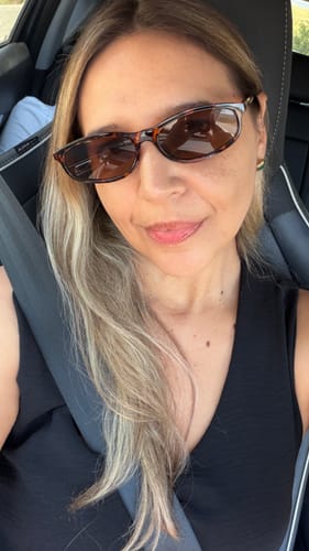 Reviewer's selfie wearing slim, tortoiseshell Óculos de Sol Cumbuco inside a car.