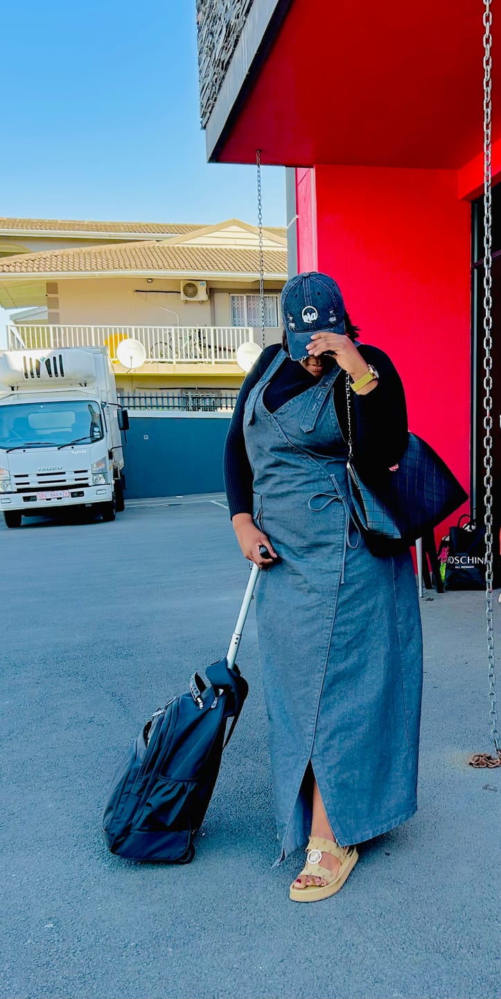 Customer photo review of ERA Oversized Kisslock Chain Bag – Black