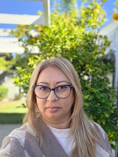 Customer's blonde hair result after using the Milkshake Silver Shine Holiday Gift Set.