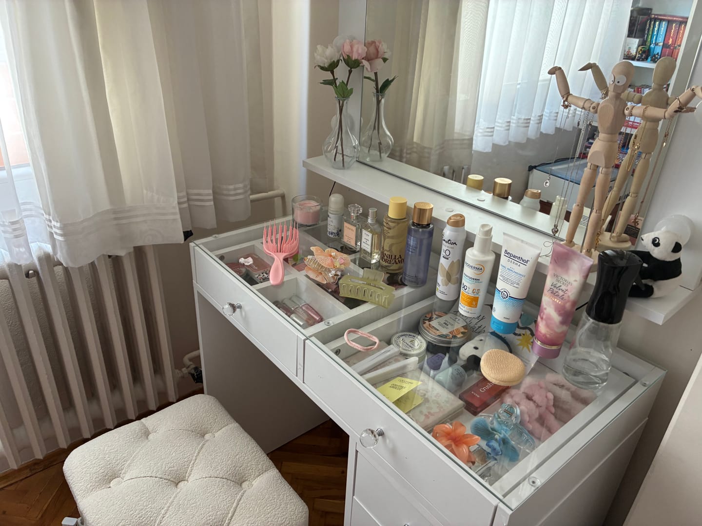 Customer photo review of Rani BJ160 Hollywood Işıklı Aynalı Kulis Makyaj Masası Cam Tablalı 7 Çekmeceli Takı Düzenleyici Puf Takım Beyaz