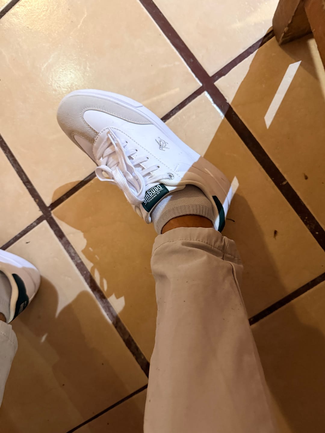 Customer photo review of Tenis Style Louis Blanco