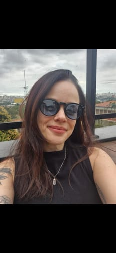 Customer's Óculos de Sol Maresias em formato arredondado, usados em ambiente externo.