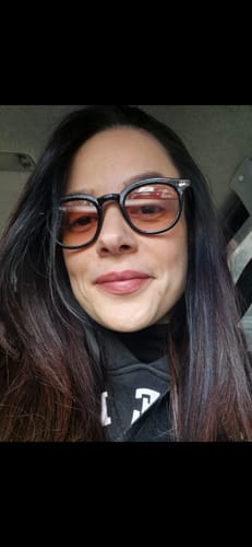 Customer's Óculos de Sol Finesep, a person wearing classic, dark-rimmed glasses with slightly tinted lenses.