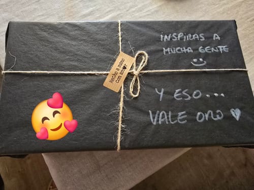 Customer's Alpargata Claudia Beige packaging, a black box tied with twine and a decorative tag, with a loving note.