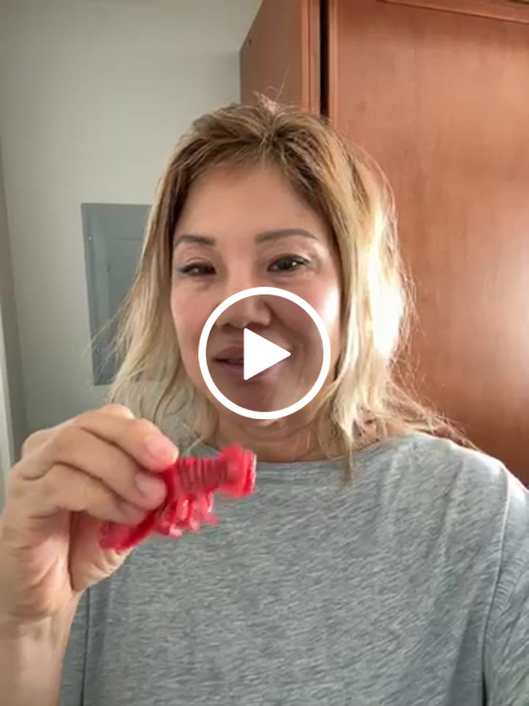 Customer video review of Midi Lobster Hair Claw Clip