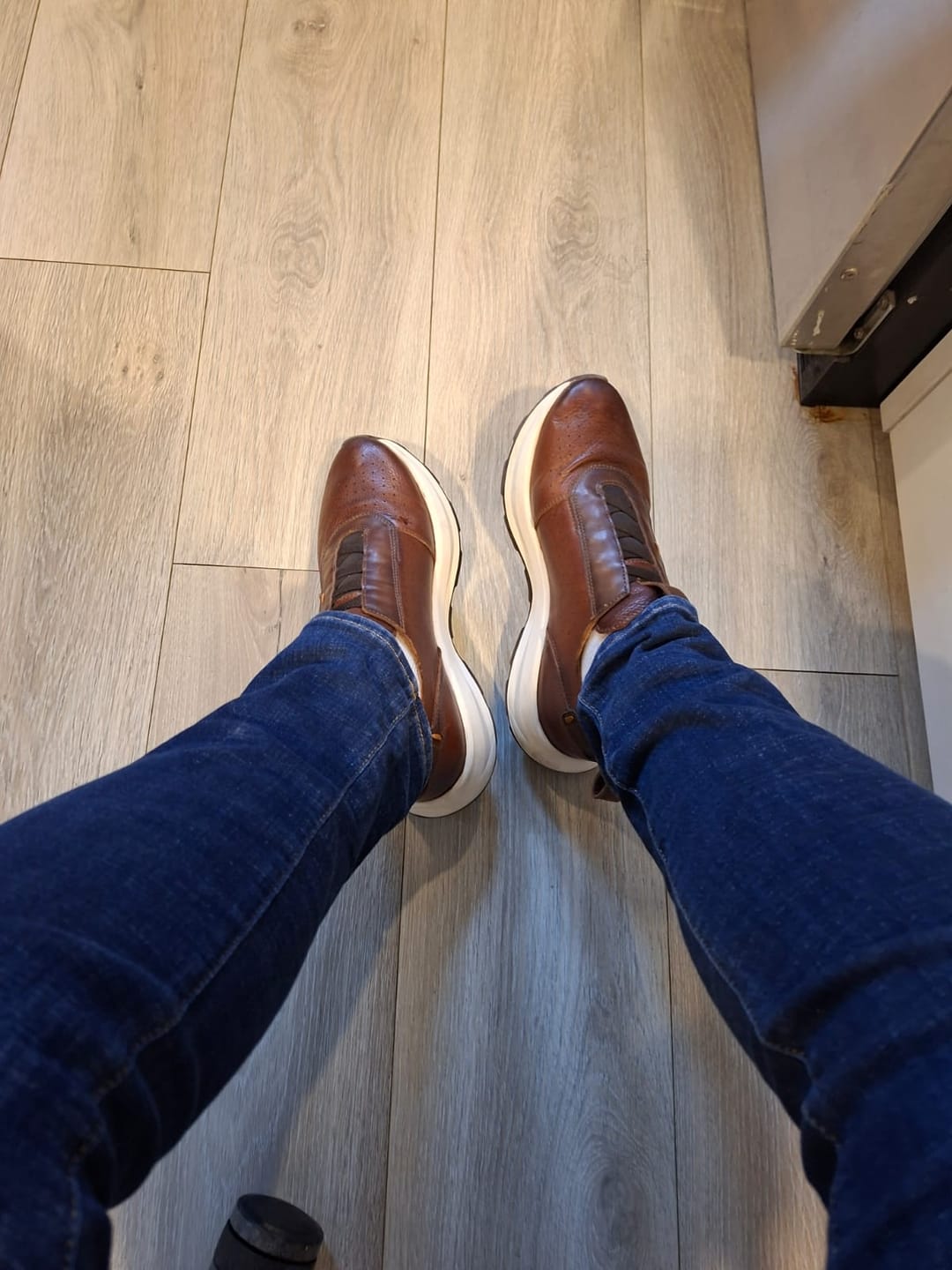 Customer photo review of SNEAKER SUELA ULTRA LIGERA AGUJETAS ELÁSTICAS PIEL CAFÉ