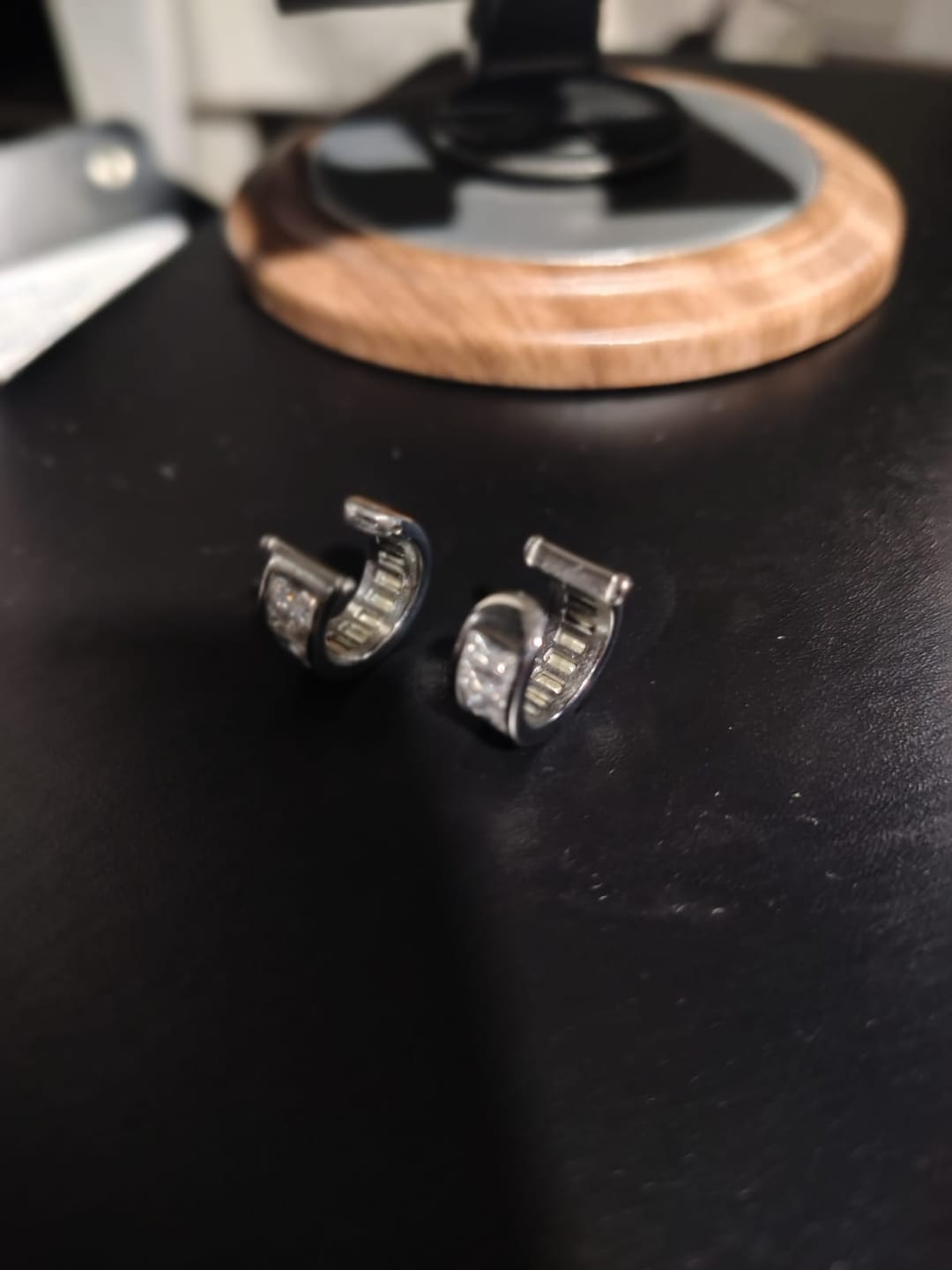 Customer photo review of Ear Cuff Lettia Plata + Zirconia