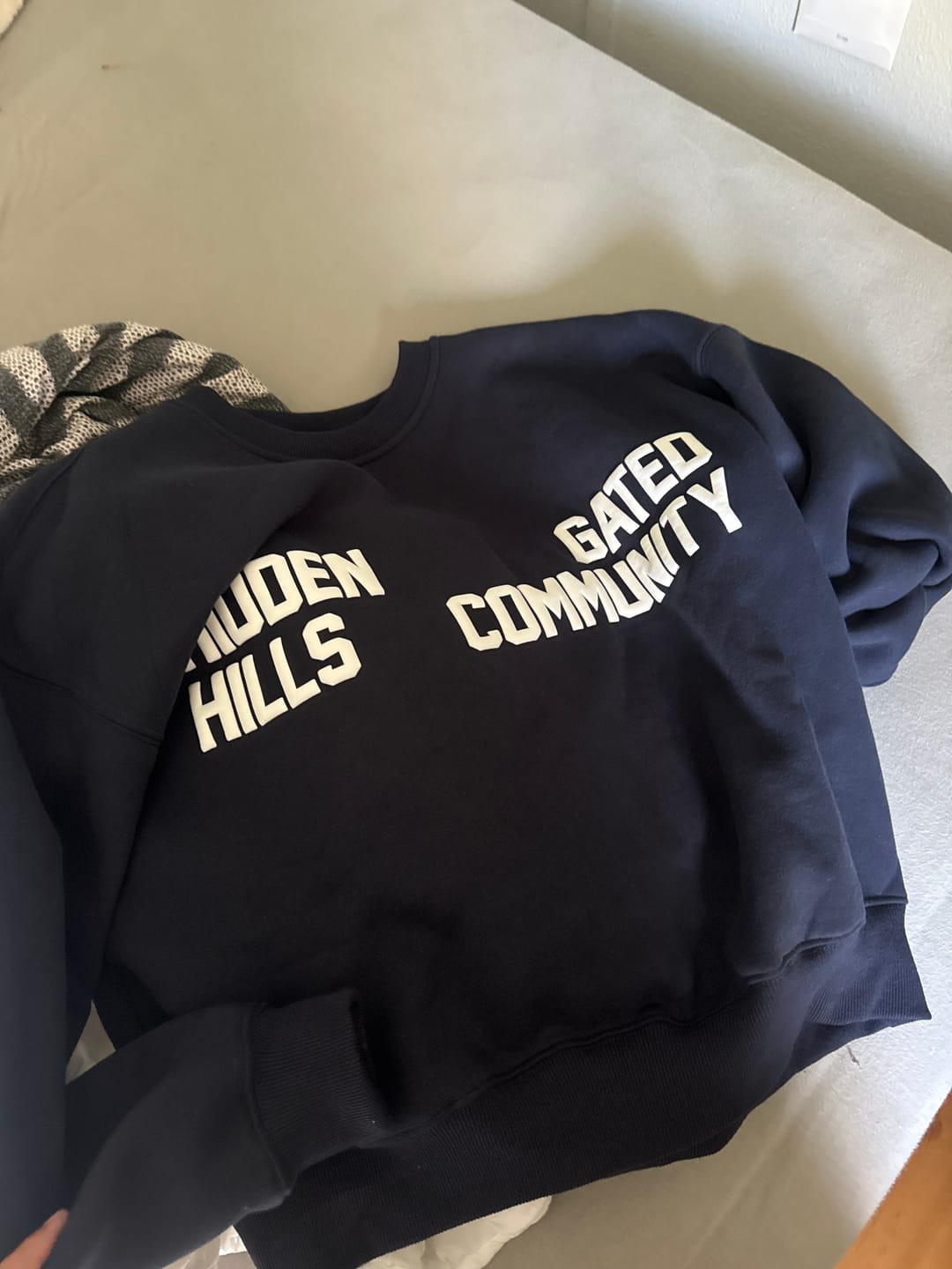 Avis client avec photo sur le PULL « GATED COMMUNITY » BLEU MARINE