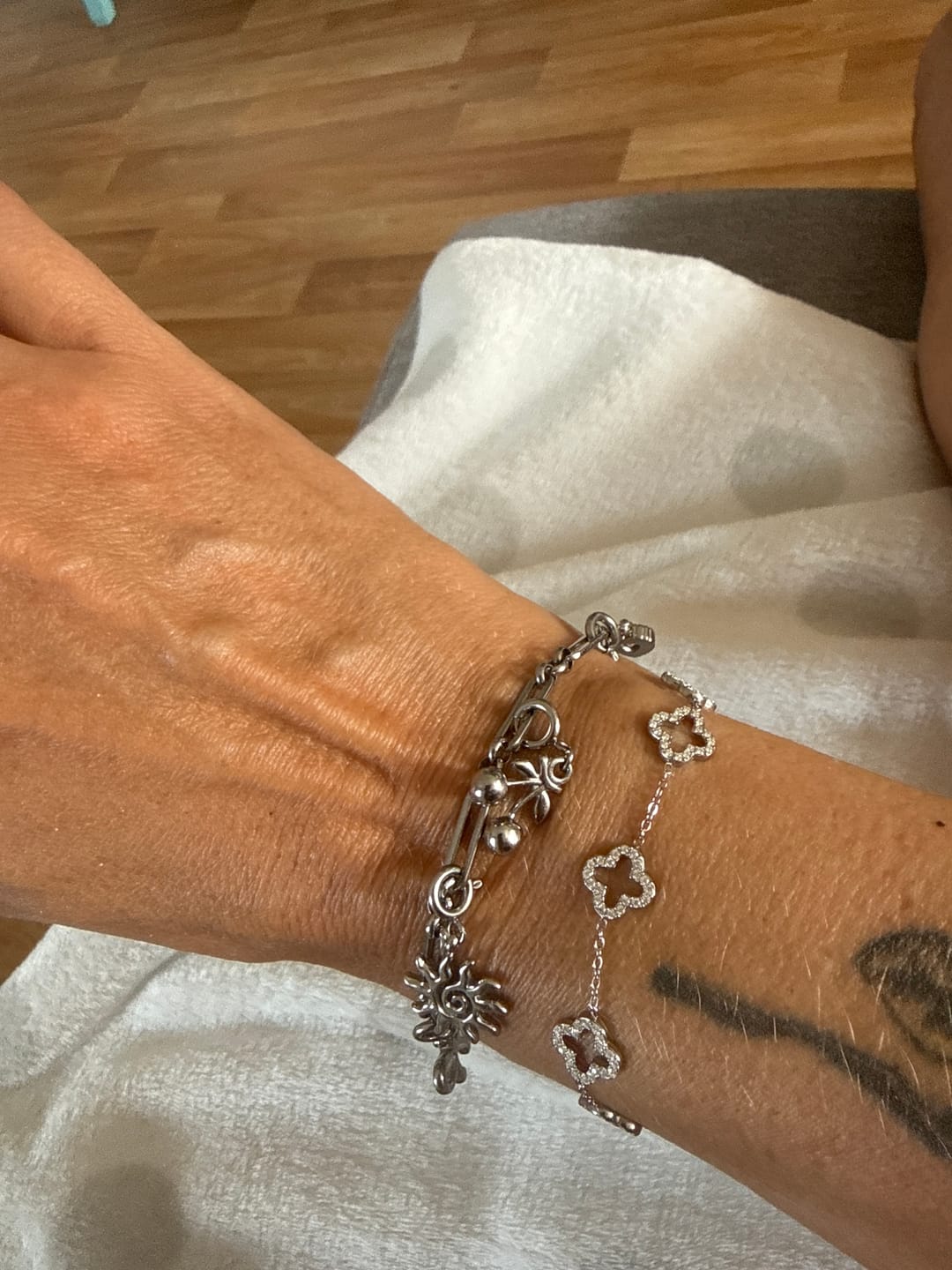 Customer photo review of Spring Lucky Leaf Armband 14K Vergoldet