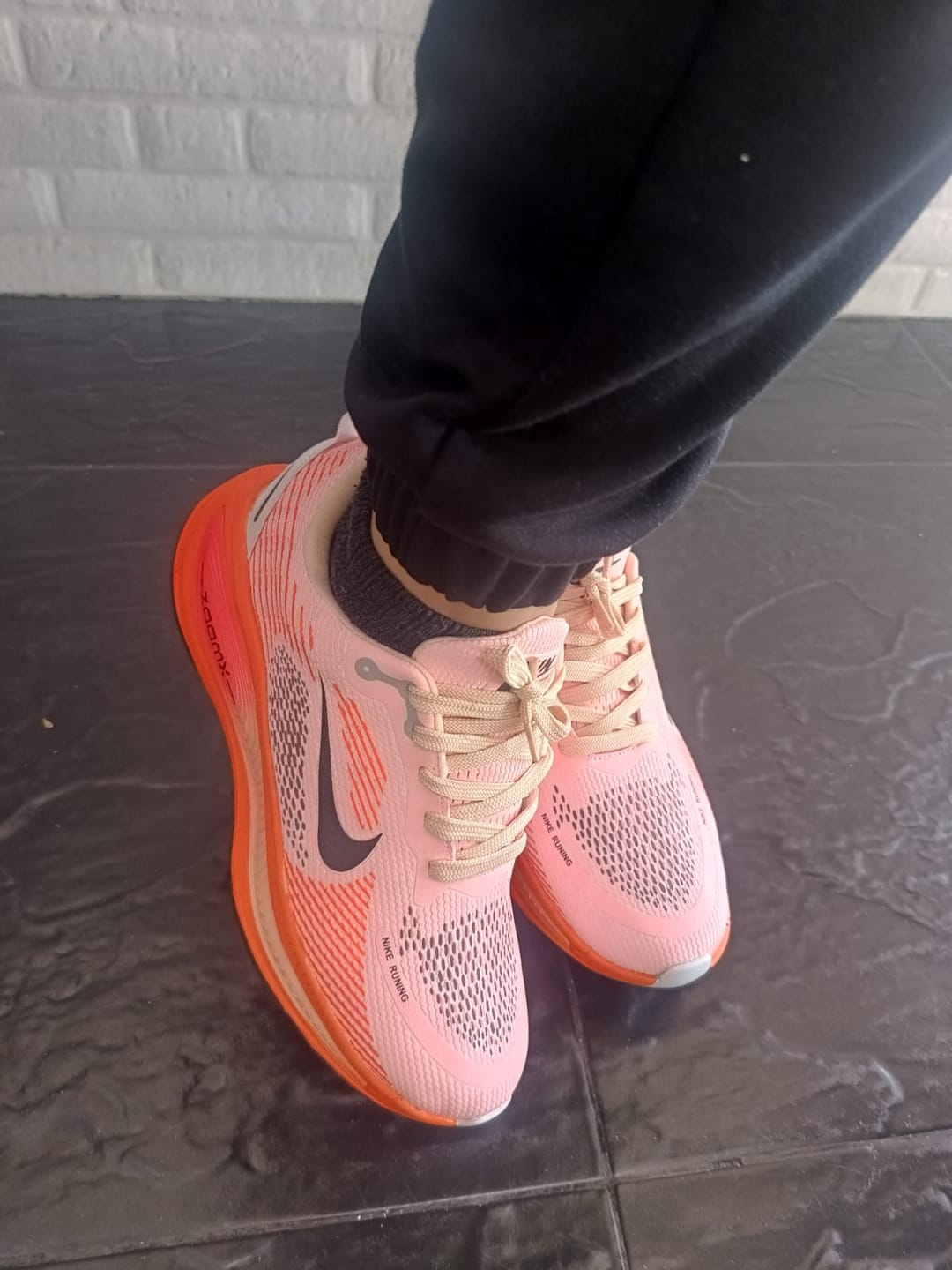 Customer photo review of NIKE VOMERO 18 - ORANJE