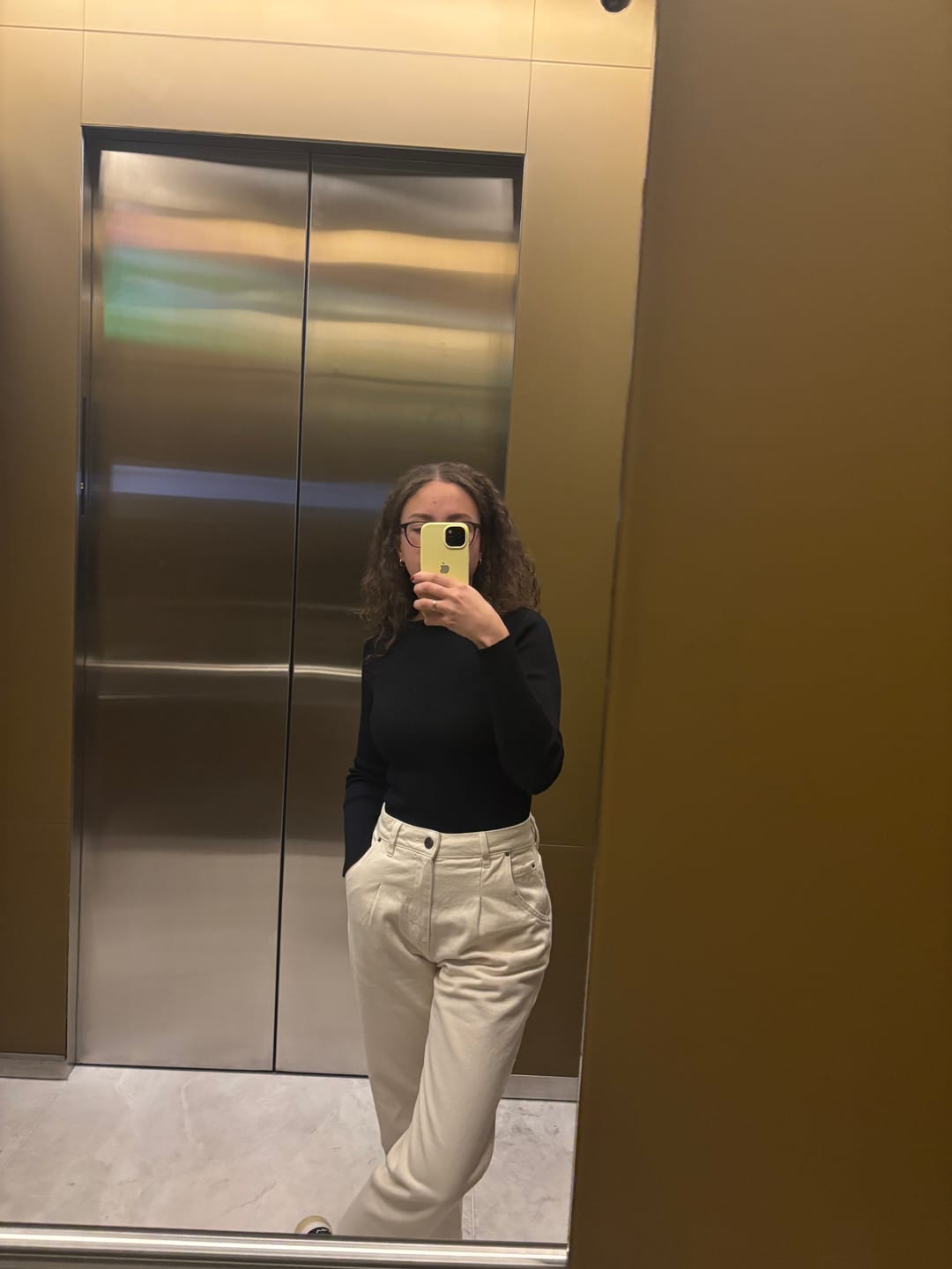 Customer photo review of Calça Jeans Slouchy Cacau Bege Natural