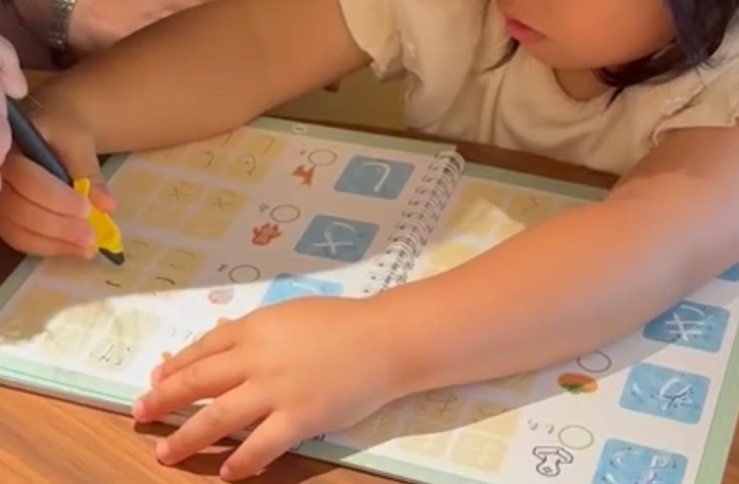 Customer photo review of 文字が消える!? まほうのドリル（ひらがな・カタカナ）