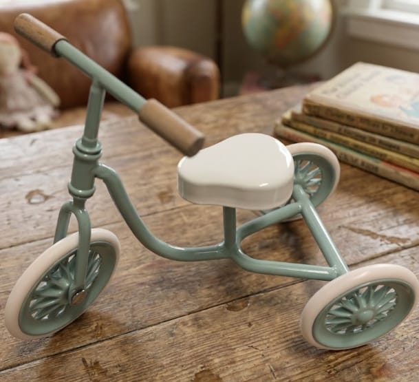 Customer photo review of Dollhouse Miniature Tricycle Functional Vintage Metal - 1:12 Scale Accessories (3 Colors)
