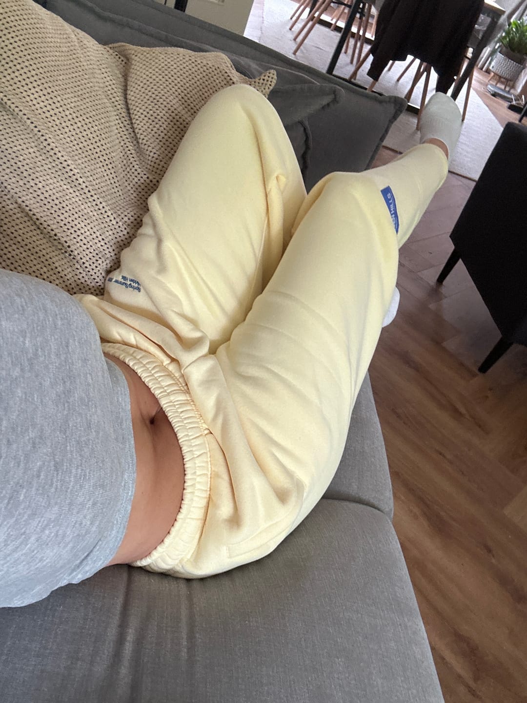 Kundenbewertung mit Foto der GRADIENT LOGO STRAIGHT LEG SWEATPANTS BUTTER YELLOW