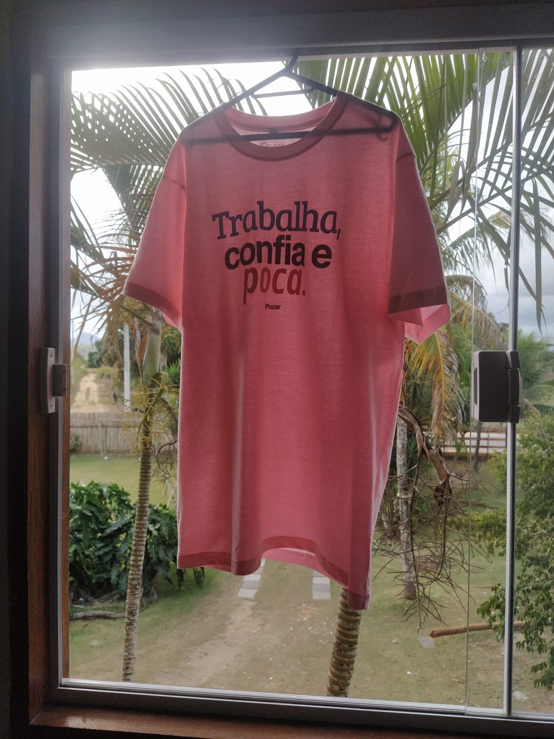 Customer photo review of Camiseta | Trabalha, confia e poca.