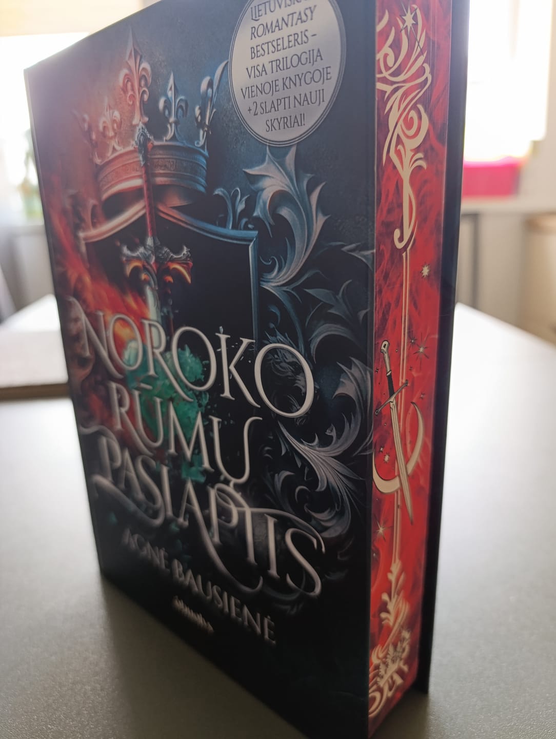 Customer photo review of Noroko rūmų paslaptis: lietuviškas romantasy bestseleris – visa trilogija vienoje knygoje + 2 slapti skyriai + spalvota puslapių briauna + autorės autografas