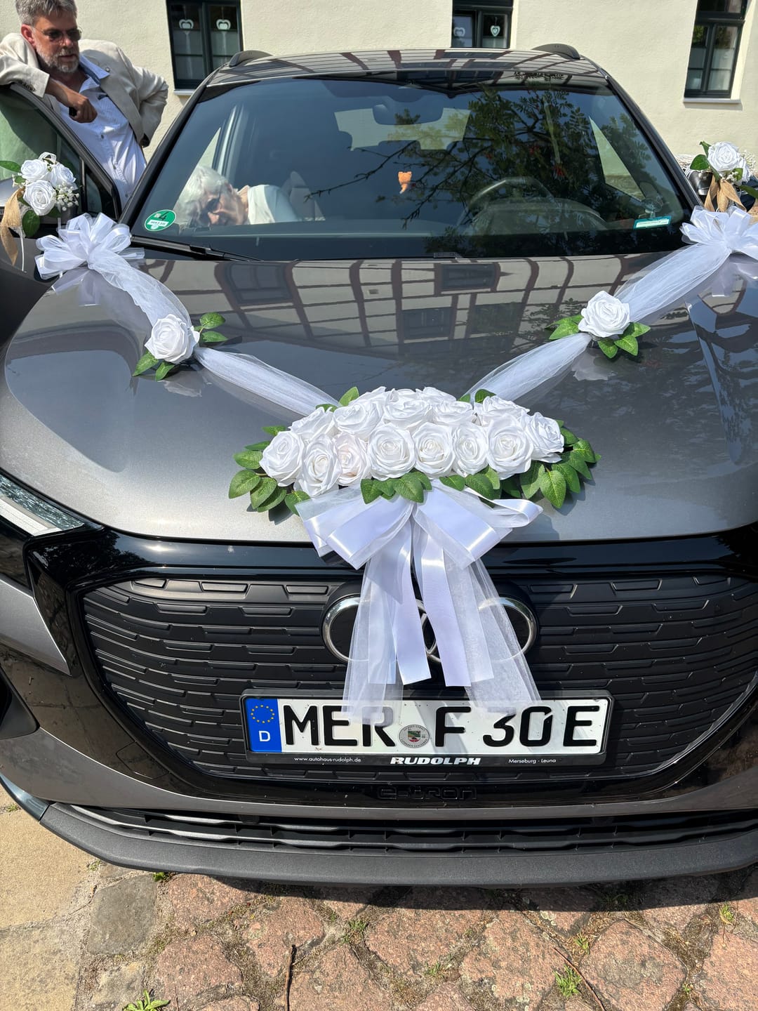 Customer photo review of Autoschmuck Hochzeit Blumendeko Motorhaube - DAPHNE