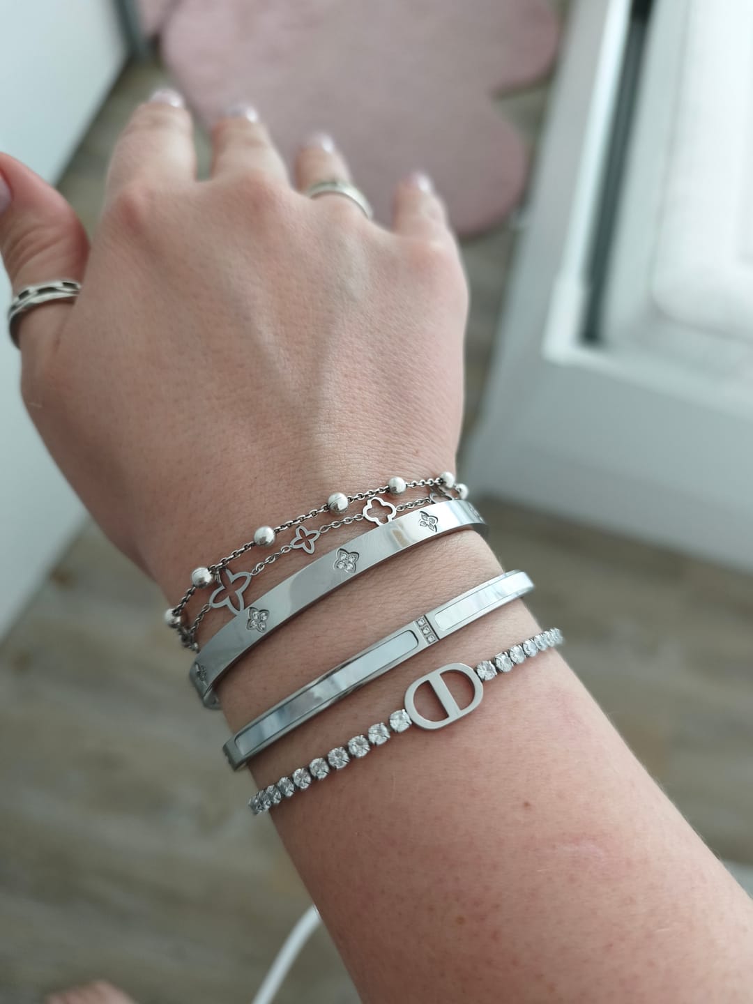 Customer photo review of Perlmutt Glow Armreif | 18K vergoldet