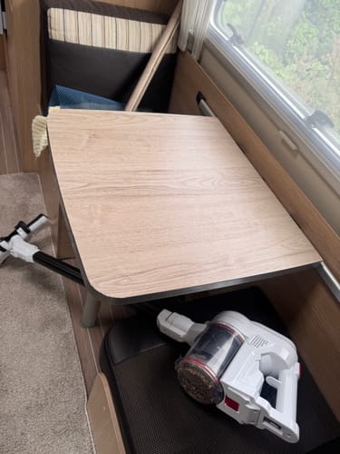 Reviewer's Oak minimal kontaktplast montert på et bord i en bobil, med en støvsuger plassert ved siden av.
