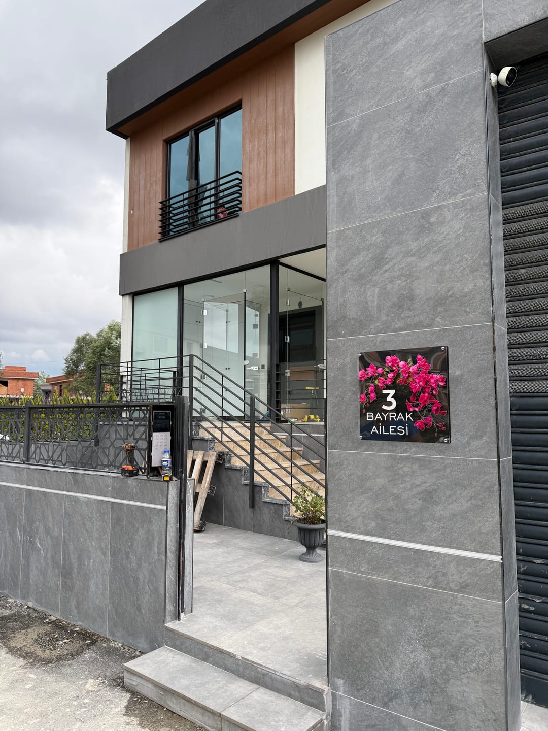 Customer photo review of Kişiye Özel Begonvil Çiçekli Kapı İsimliği