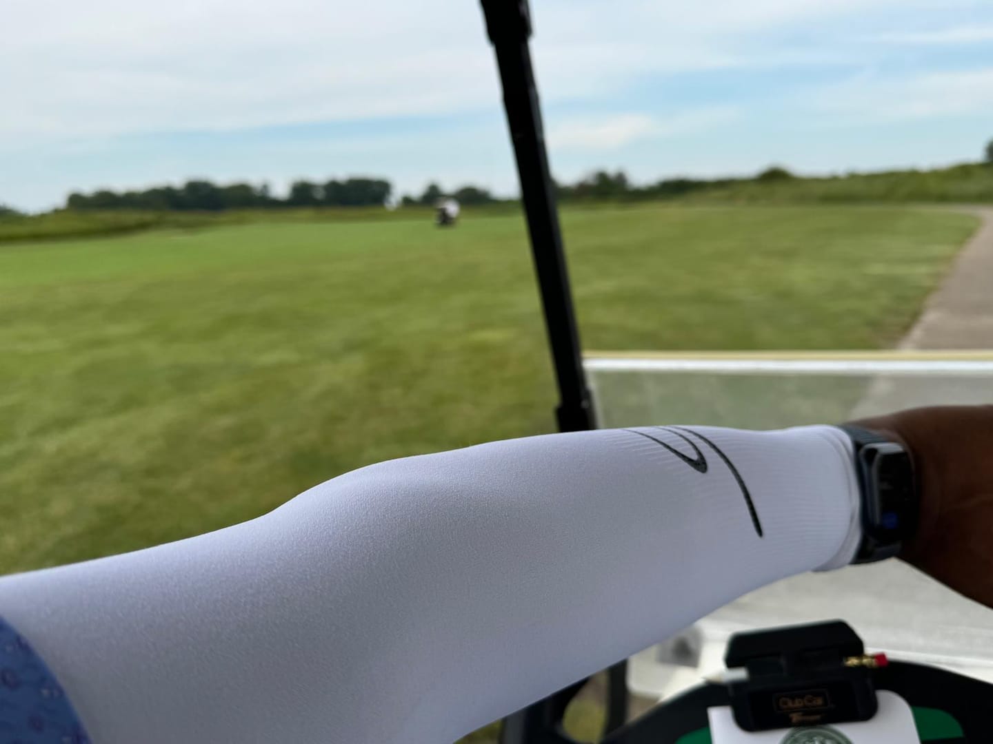 Customer photo review of STORYI Sun Protection Arm Sleeves – White/Black