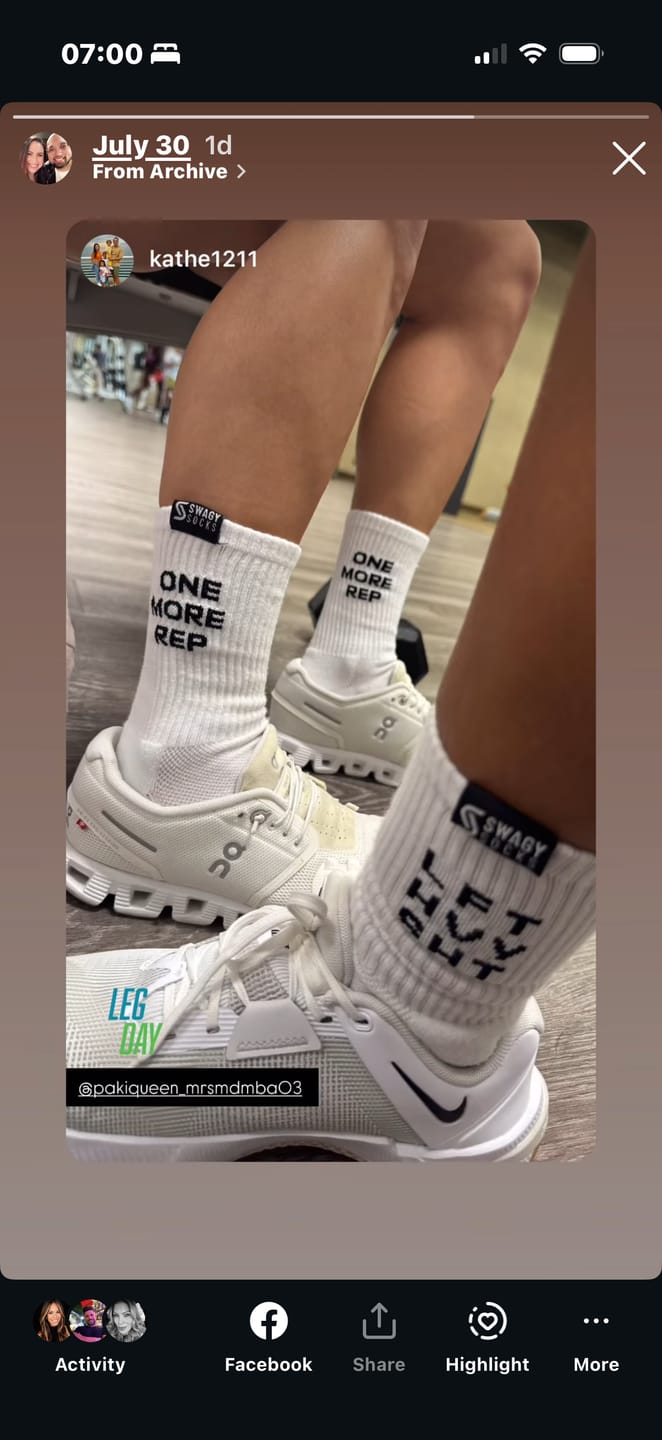 Customer photo review of Pretty Girls Squat ™ - Crew Workout Socks