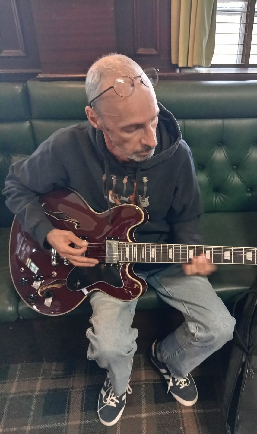 Customer photo review of Donner DJP-1000 JAZZ Electric Guitar