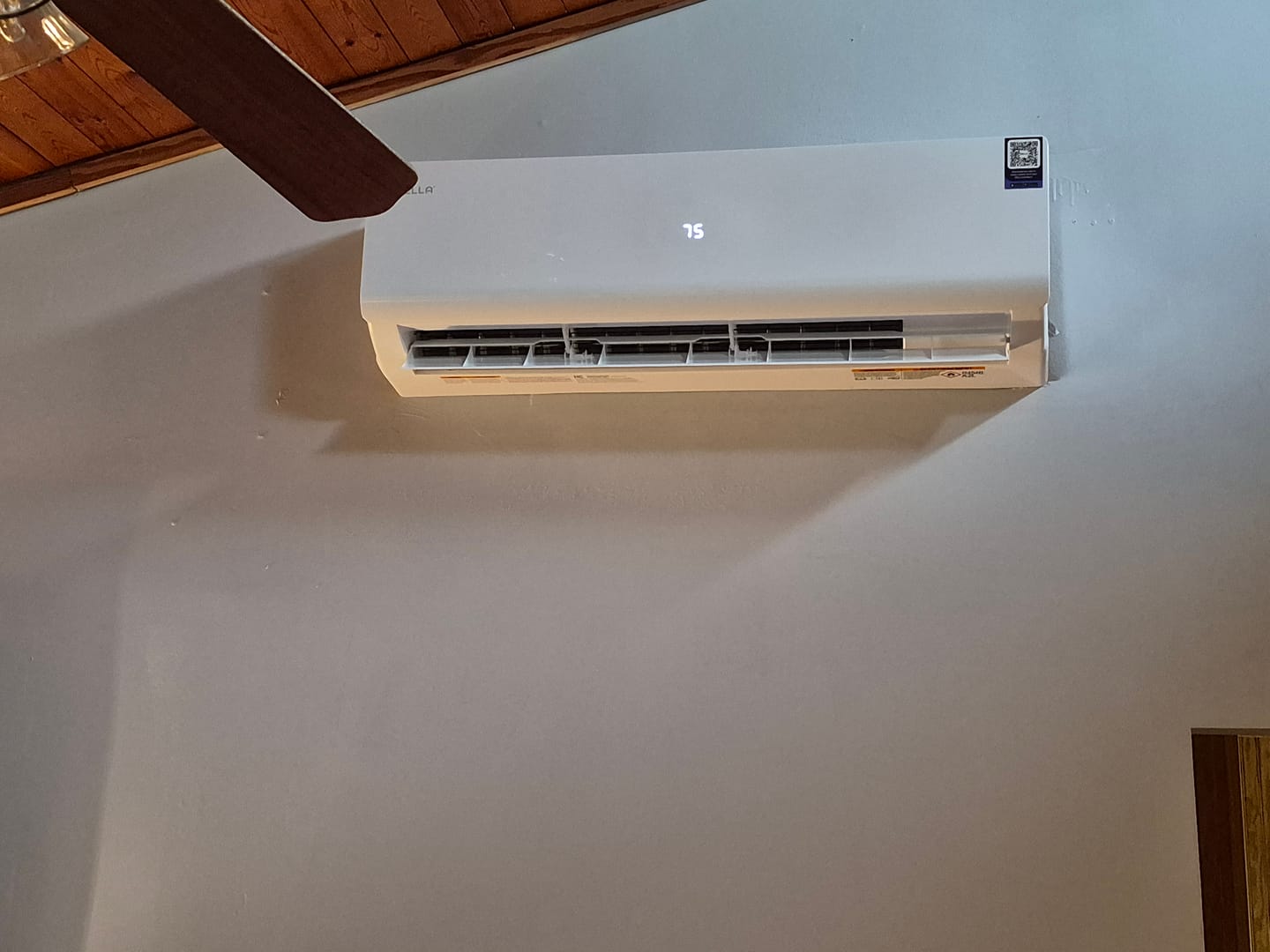 Customer photo review of DELLA Vario Series 18000 BTU 21 SEER2 Mini Split Heat Pump AC - Up to 1000 Sq.Ft.