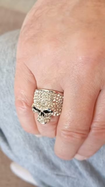 Customer photo review of Bague Johnny Hallyday Tête de mort et zircons modèle 2