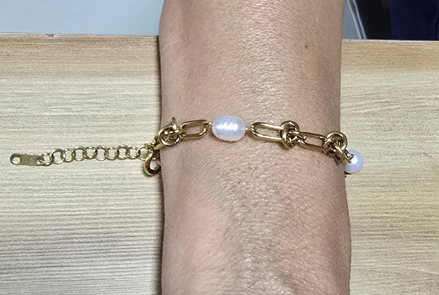 Customer photo review of Pulseira Nó e Pérolas Banhado em Ouro 18k