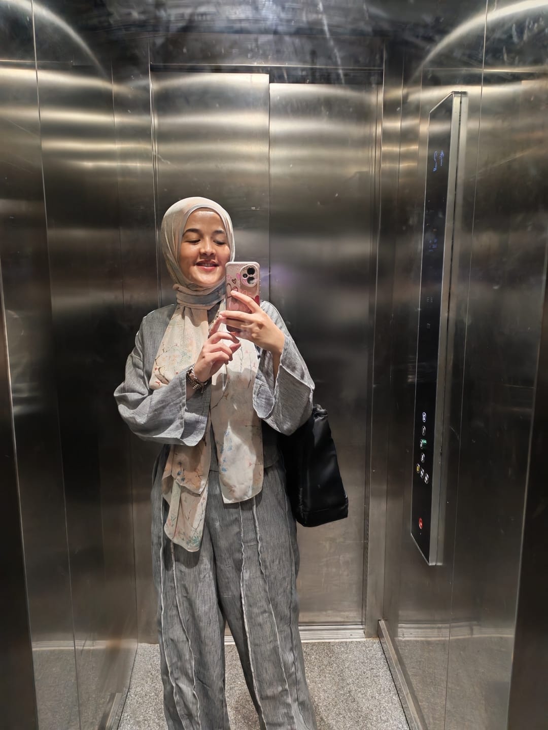 Customer photo review of Reema Linen Set