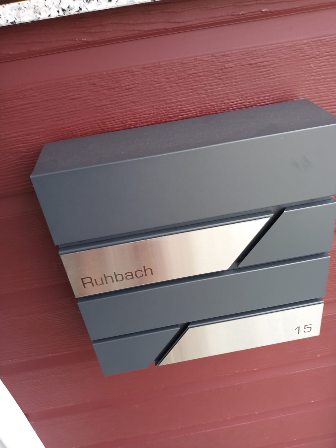 Customer photo review of AlbersDesign Briefkasten B1 anthrazit (RAL7016) personalisiert mit Edelstahl-Schildern