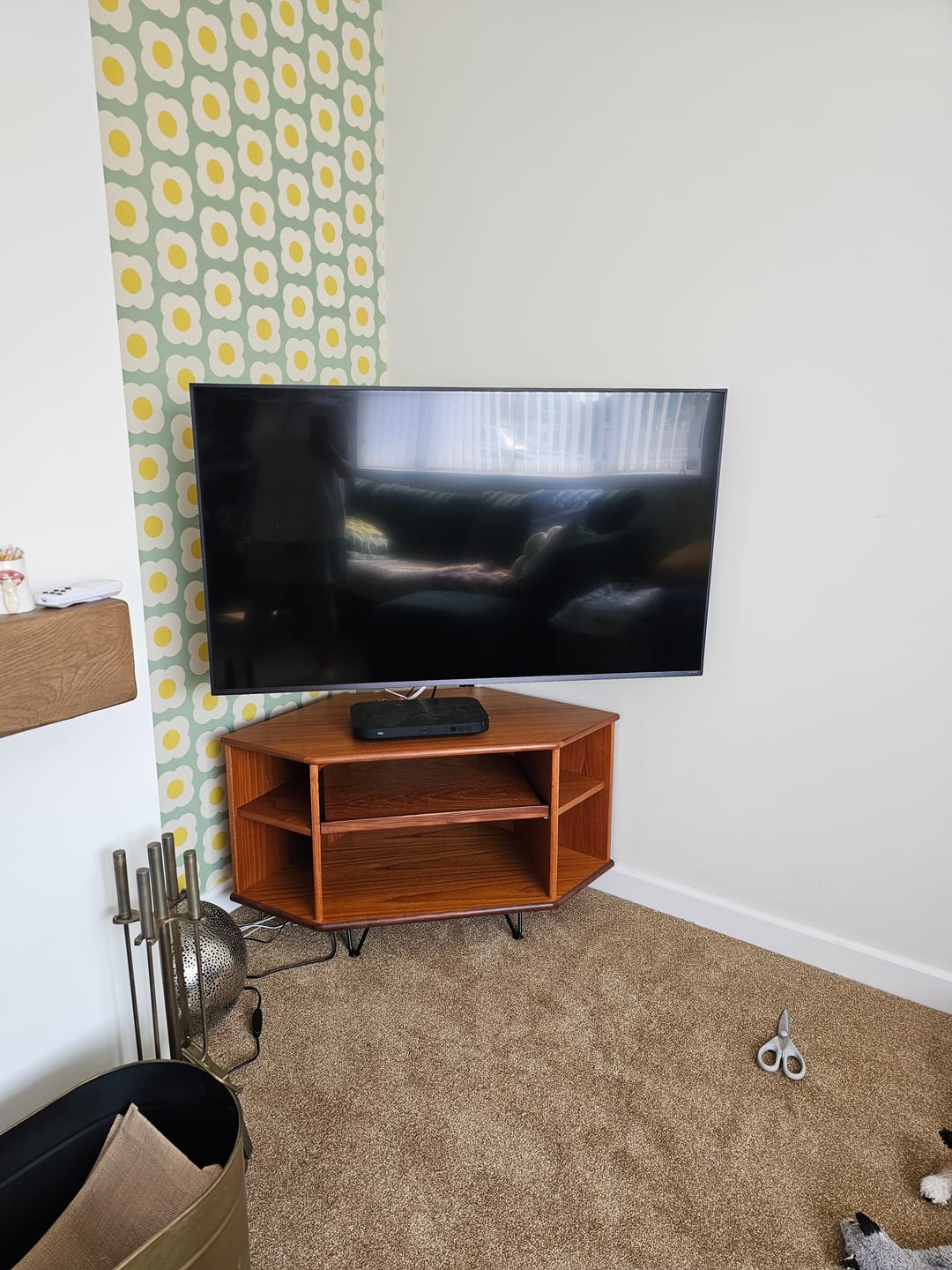 Customer photo review of Oakleigh - Large Retro Flowers Art Deco Wallpaper