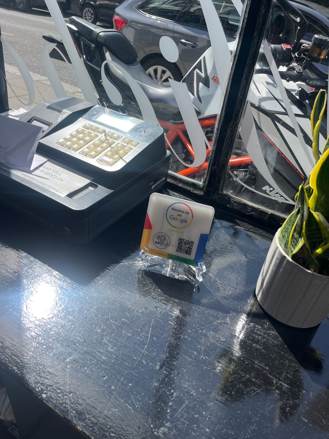 Customer photo review of Placa Reseñas Google NFC QR (Inglés)