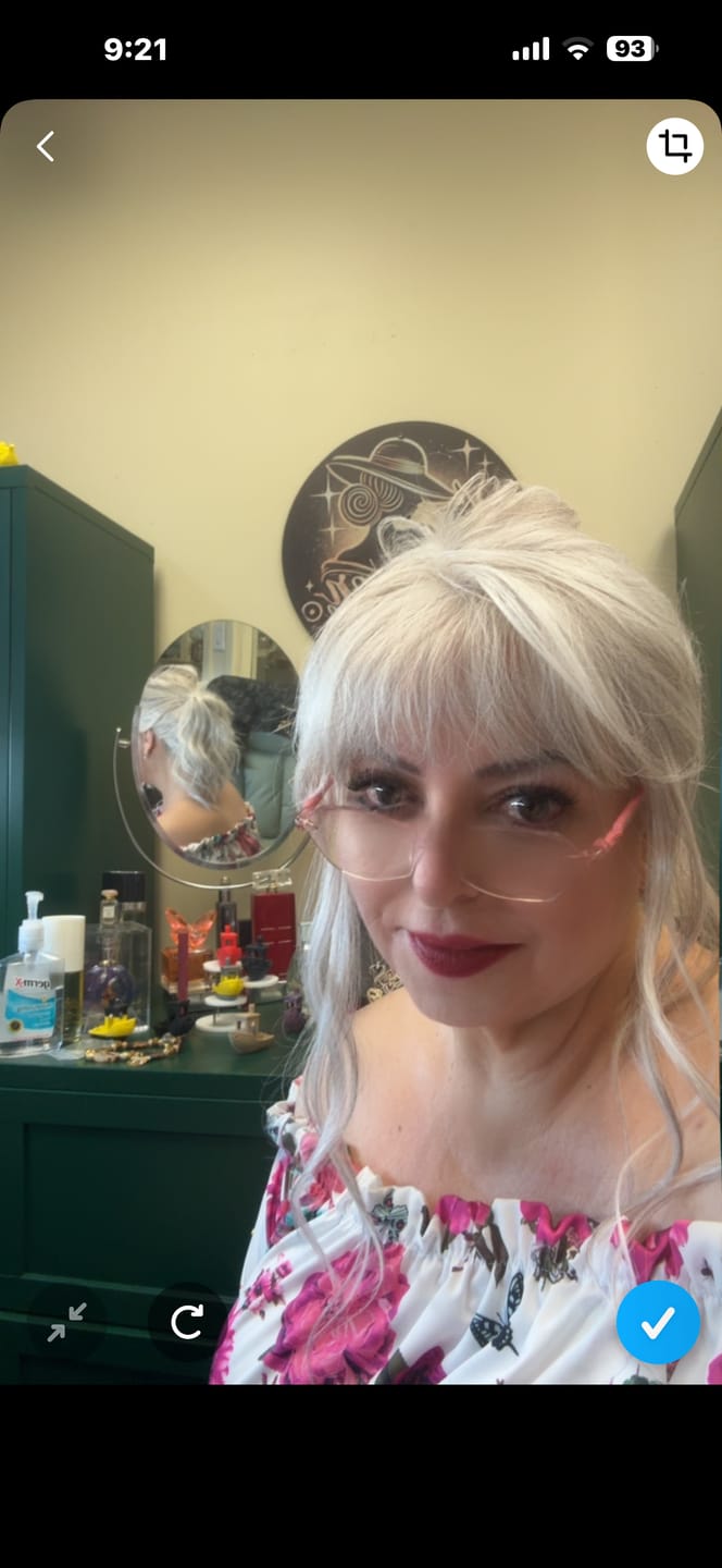 Customer photo review of SECRET LIASON - Burnished Snow
