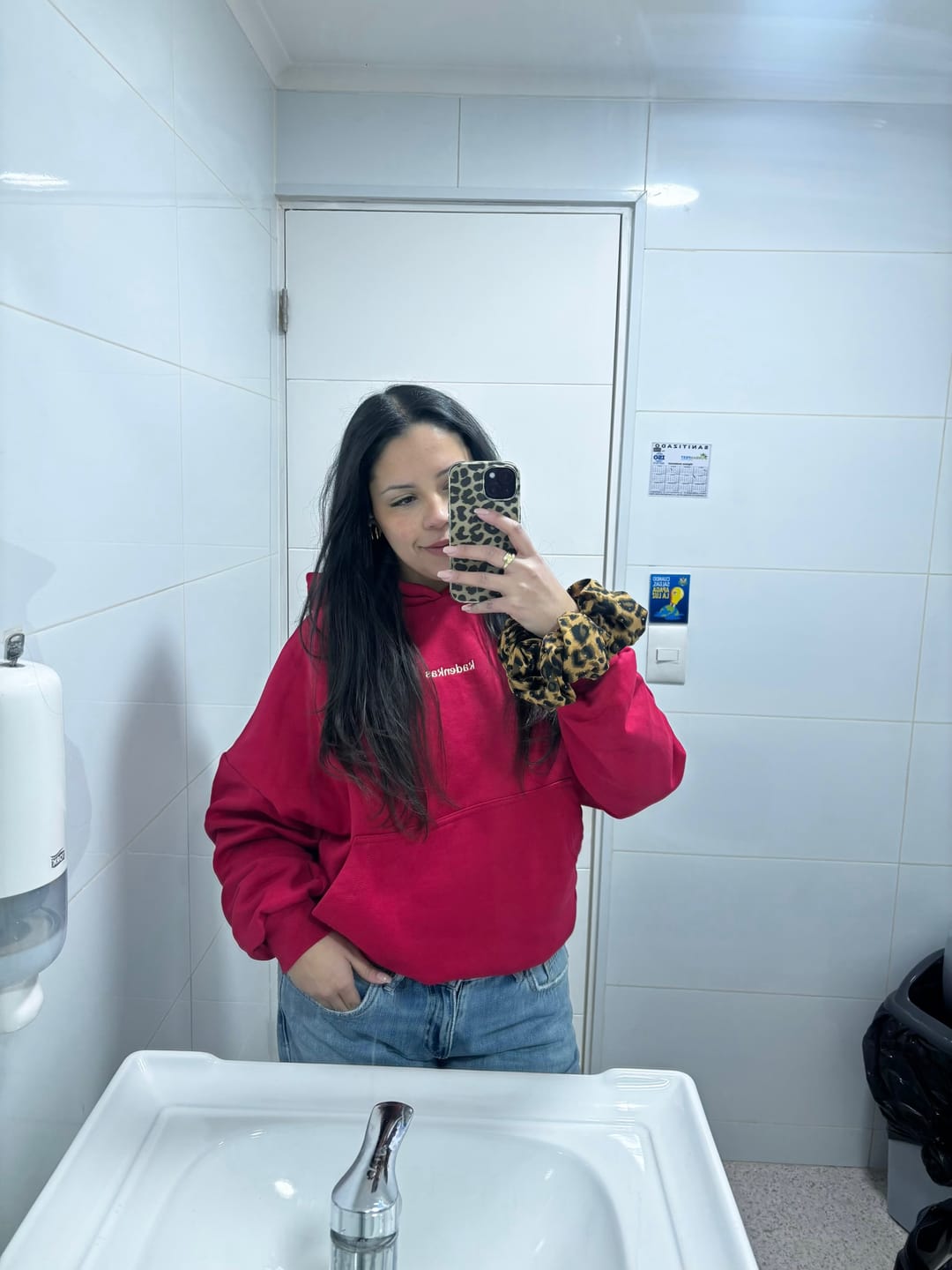 Customer photo review of POLERÓN HOODIE ROJO - OVERSIZE CON GORRO LOGO Y ESPALDA BORDADO