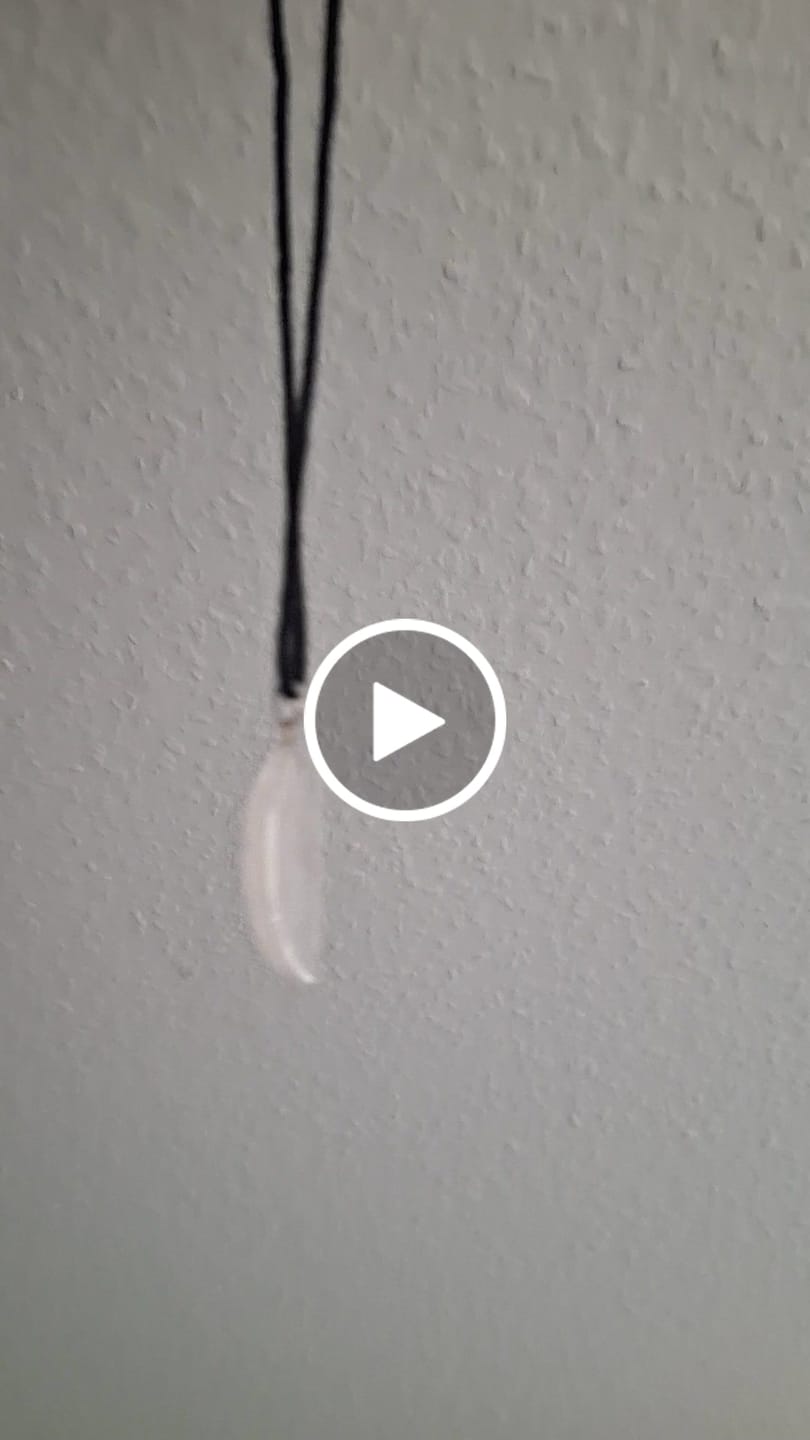 Customer video review of Edelstein-Anhänger Engelsflügel – Naturstein Kette Witchy Schmuck
