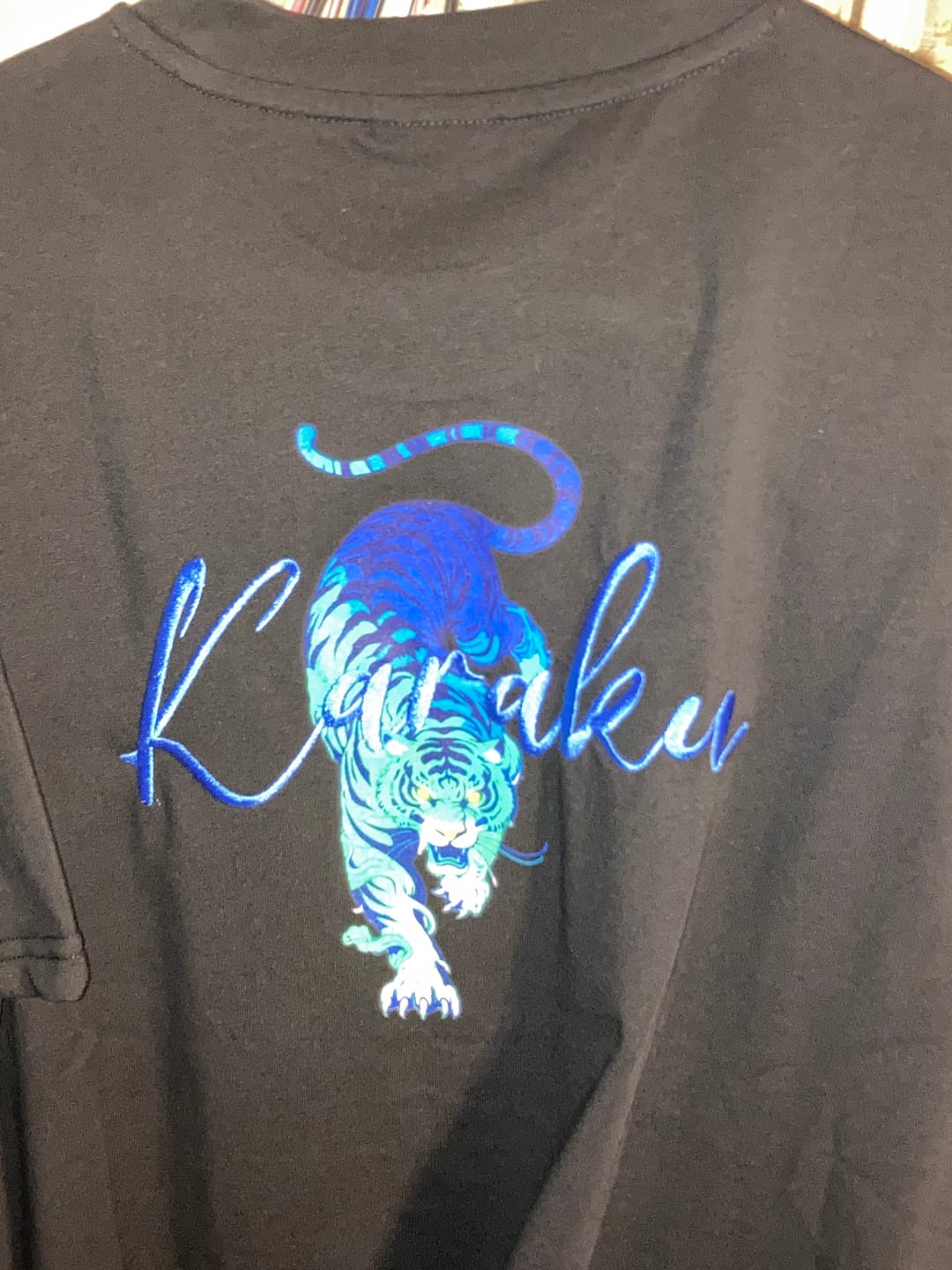 Customer photo review of 「光る目をした虎」プリント＆虎・KaraKu刺繡入りコットンTee