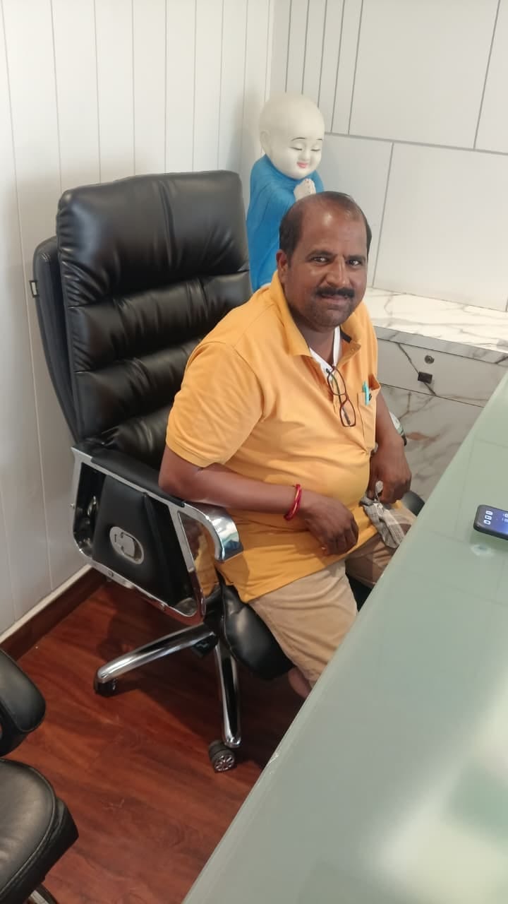 Customer photo review of Ettorez Fortuna High-Back Executive Leatherette Chair